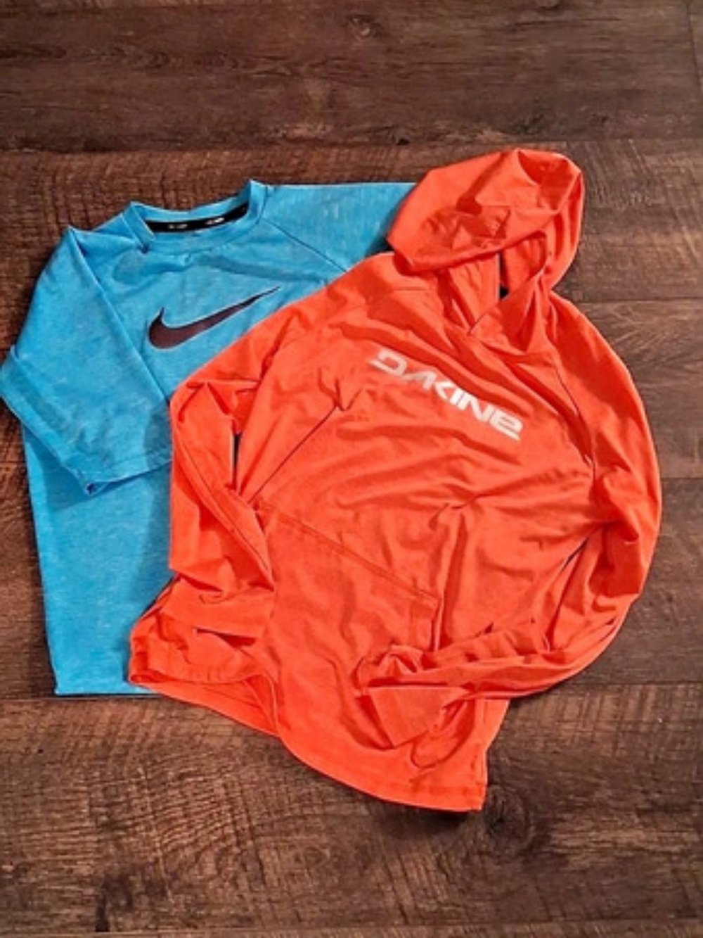 Dakine Mission Loose Fit Long-Sleeve Rashguard Hoodie and NIKE blue Short Sleeve
